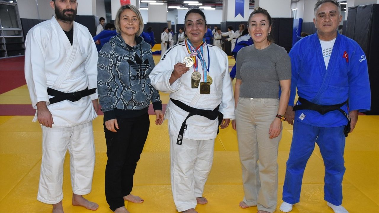 Milli Judocu Ayşegül Şensoy Göl, 29 Yıl Aradan Sonra Veteranlar Kategorisinde Başarılar Elde Ediyor