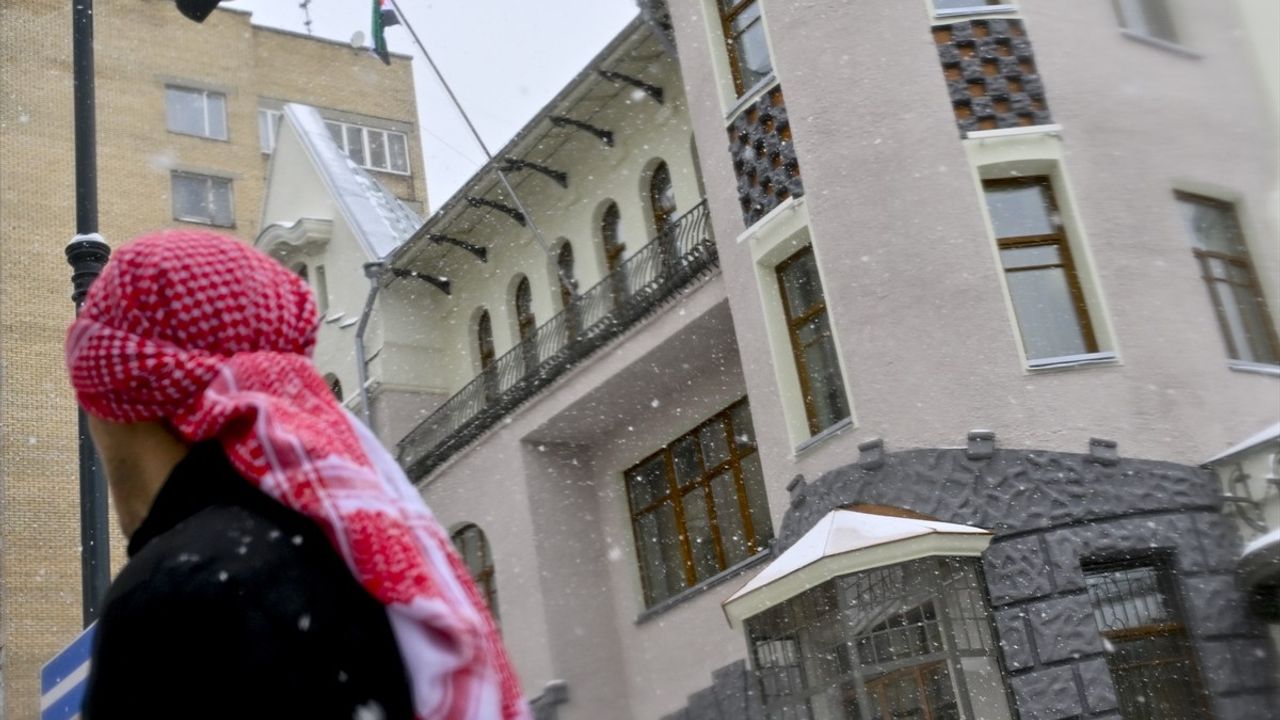 Moskova'daki Suriye Büyükelçiliği'nde Bayrak Değişikliği: 'Suriye Devrimi Bayrağı' Göndere Çekildi