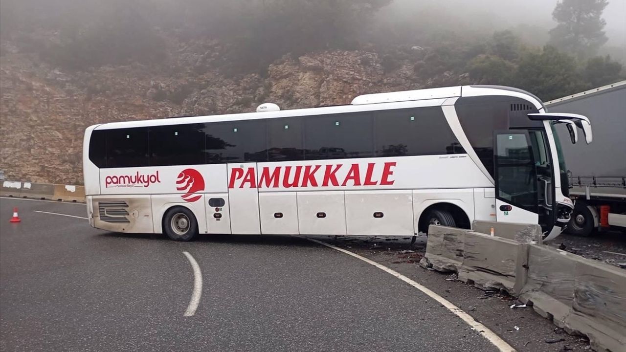 Muğla'da yolcu otobüsü bariyerlere çarptı: 5 yaralı