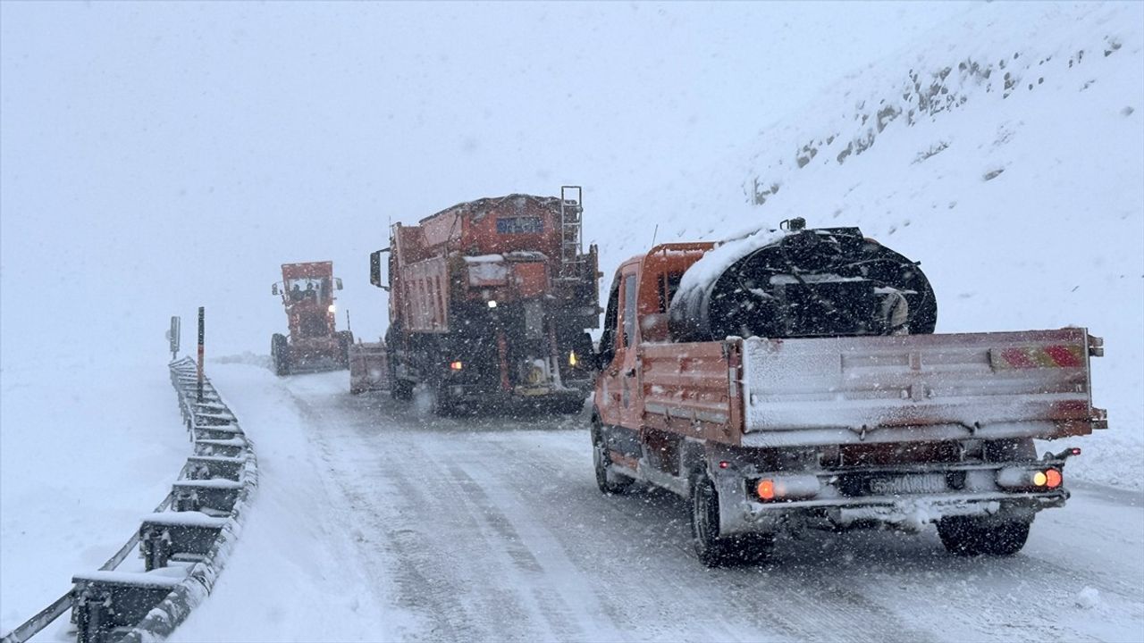 Muş-Kulp Kara Yolunda Kar Nedeniyle Mahsur Kalan Yolcular Kurtarıldı