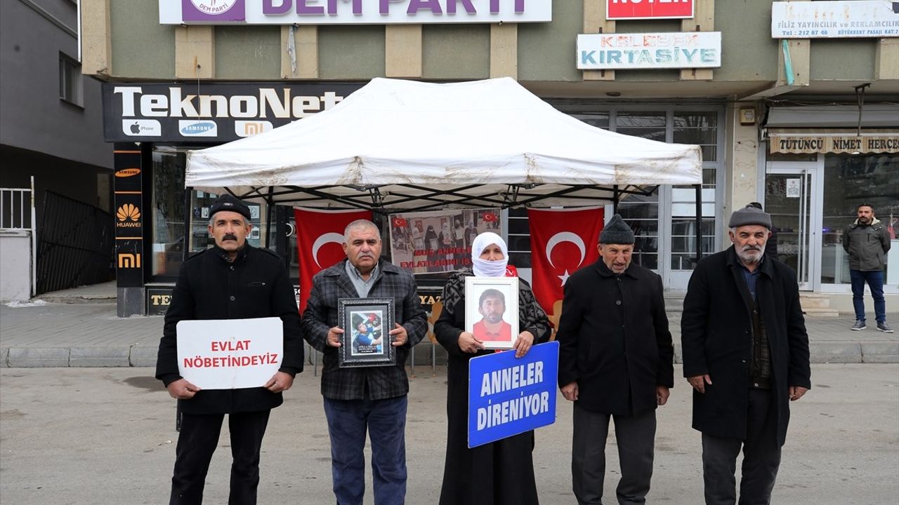 Muşlu Aileler, Evlat Nöbetini DEM Parti Binası Önünde Devam Ettiriyor