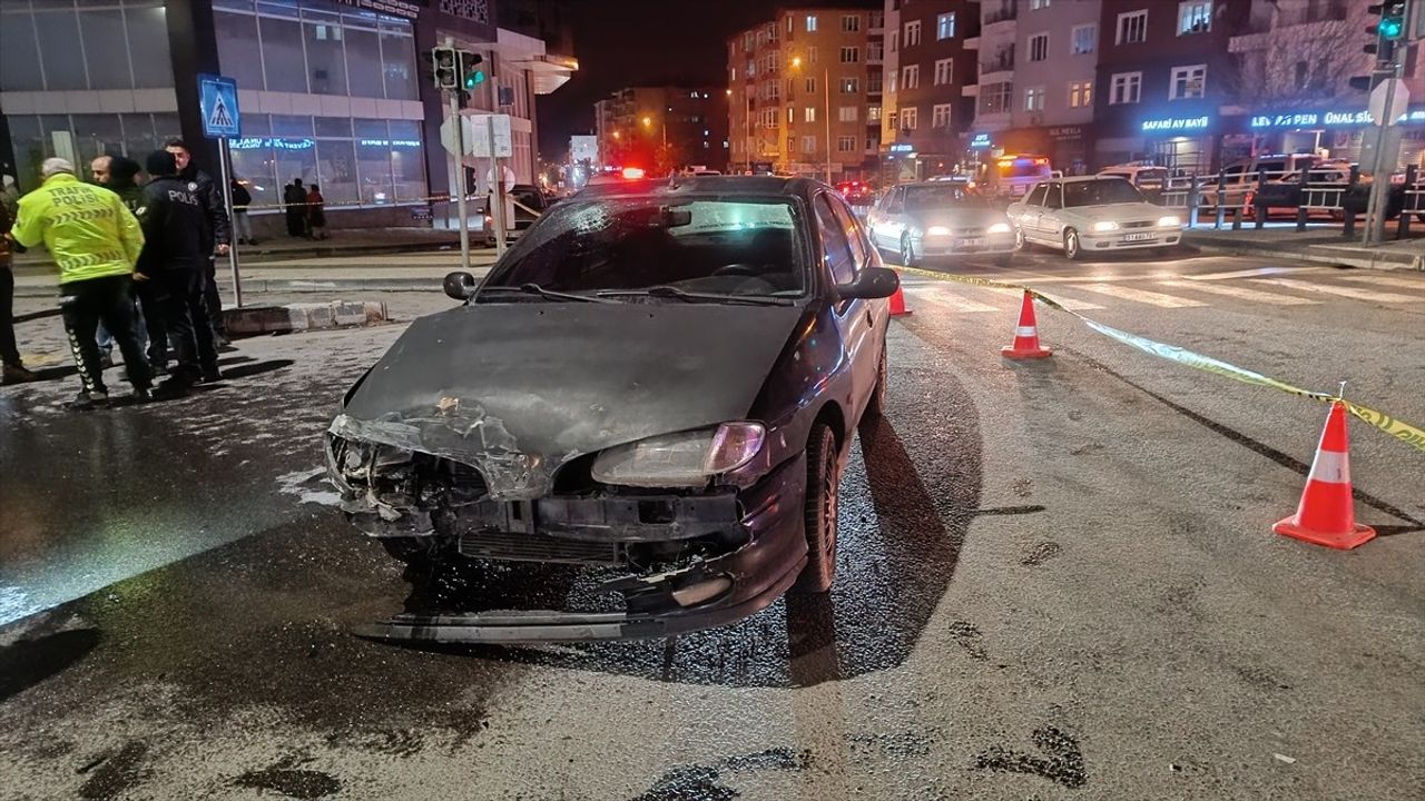 Niğde'de Ekip Oto ile Otomobil Çarpıştı: 6 Yaralı