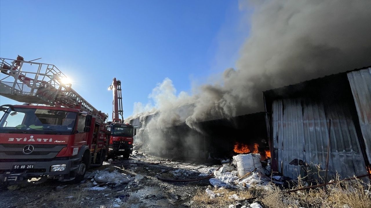 Niğde Organize Sanayi Bölgesi'ndeki Plastik Çerçeve Fabrikasında Yangın Çıktı