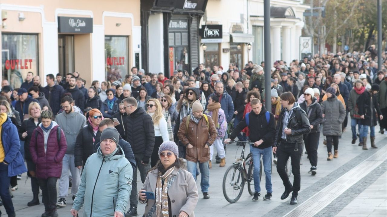 Novi Sad'daki Tren İstasyonu Kazasında Hayatını Kaybedenler İçin Gösteri Düzenlendi
