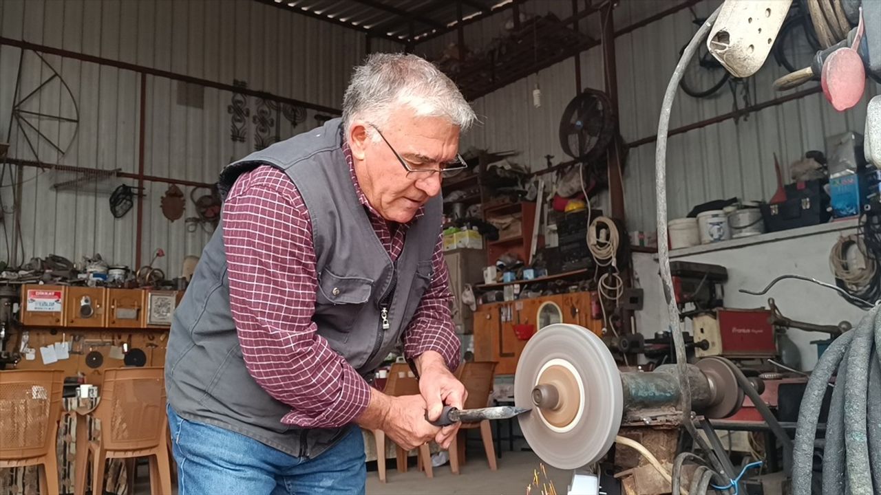 Osman Usta: Afyonkarahisar'da Demirci Ustalığını Sürdüren 66 Yaşındaki Zanaatkar