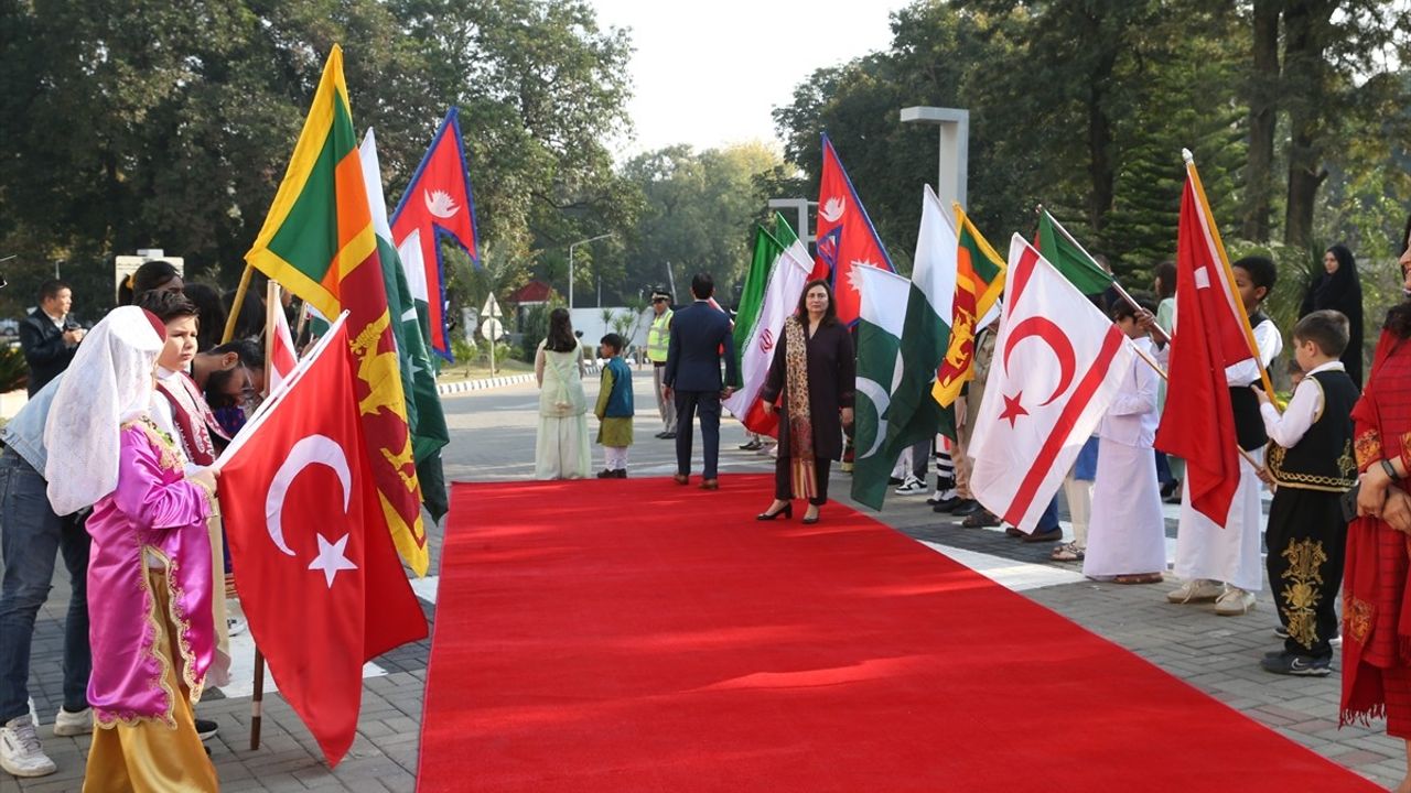 Pakistan Dışişleri Bakanlığı'nda Yabancı Kültürler Kermesi Düzenlendi