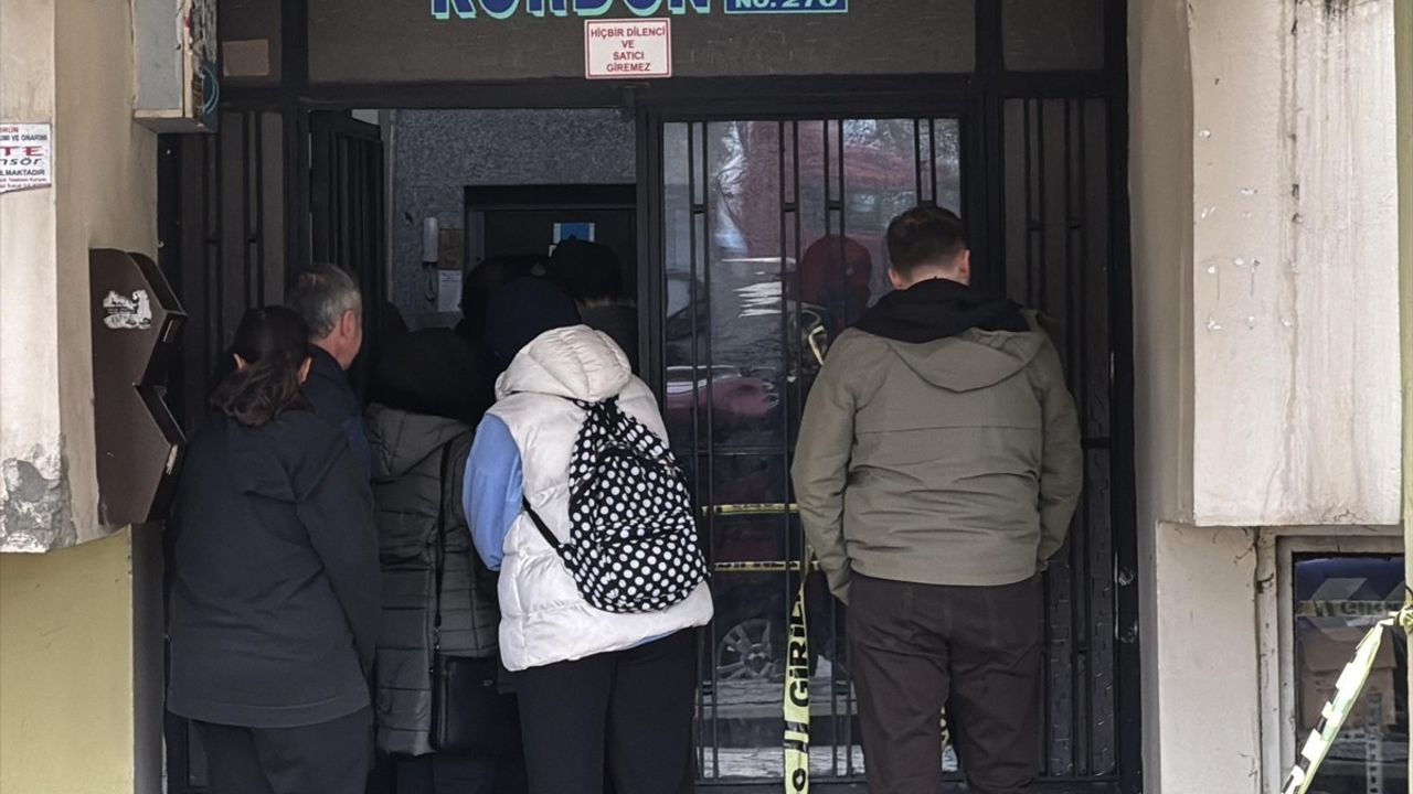 Rize'de Fırtına Nedeniyle Tahliye Edilen Apartmanın Sakinleri Eşyalarını Aldı