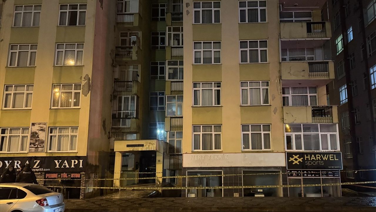 Rize'de Şiddetli Fırtına, 8 Katlı Bina Tahliye Edildi