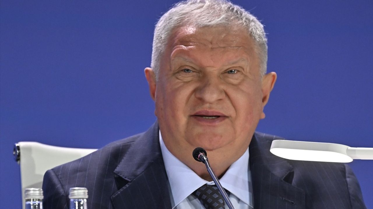 Rosneft CEO'su İgor Seçin: Doların En Büyük Rakibi Altın Olacak