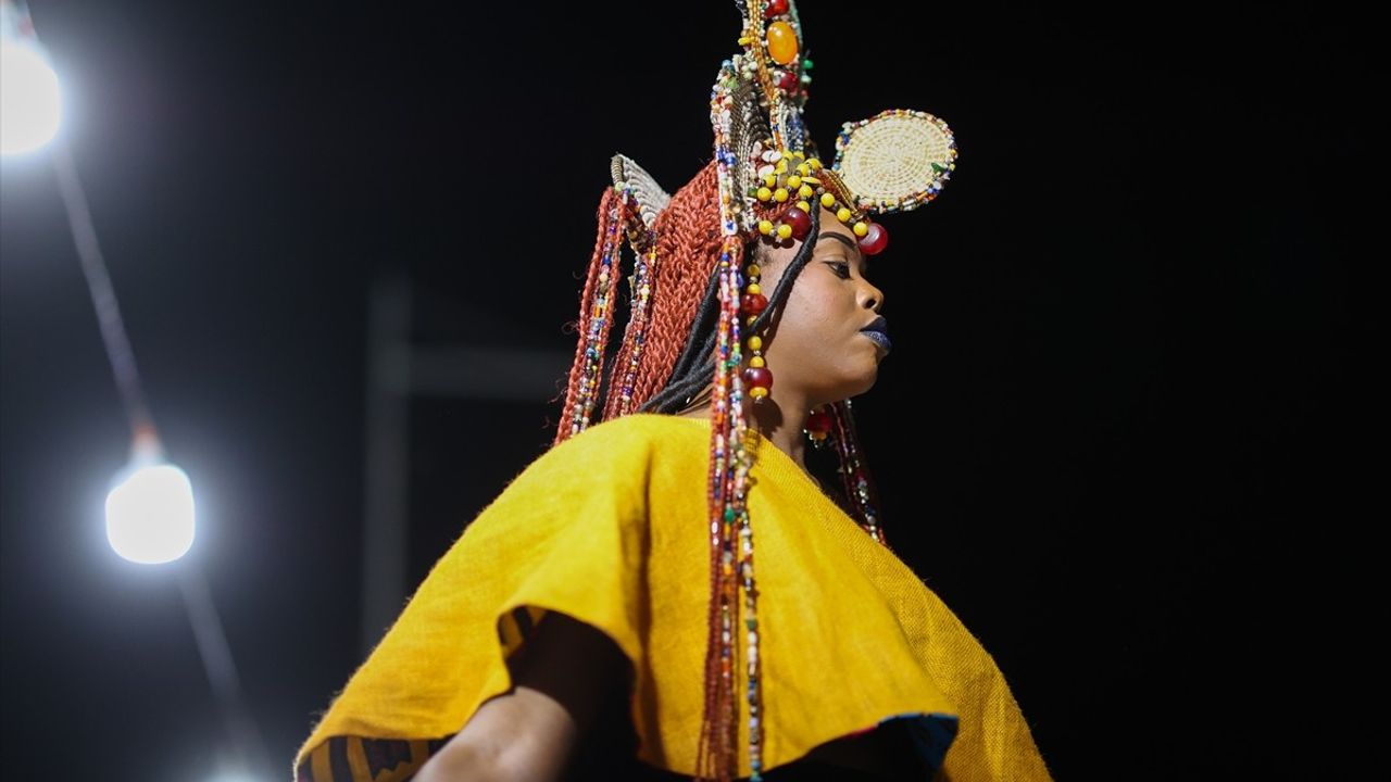 Saint-Louis 24. Fanal Festivali'nde Sokak Defilesi Yapıldı
