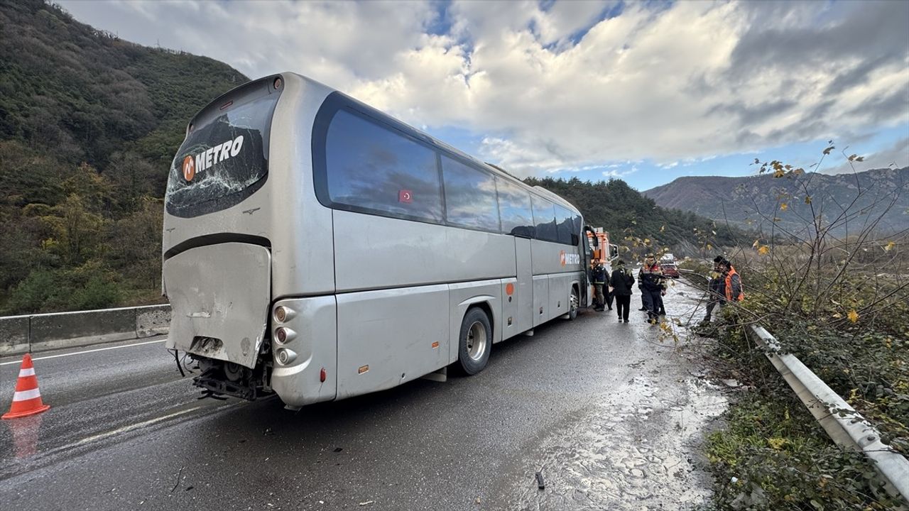 Sakarya'da 6 Araçlı Trafik Kazasında 15 Kişi Yaralandı