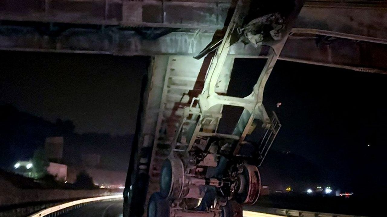 Sakarya'da Seyir Halindeki Tırın Damperi Üst Geçitte Asılı Kaldı