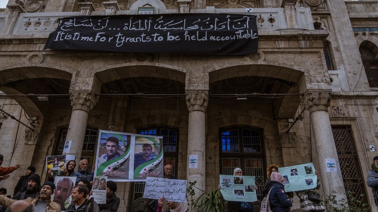 Şam'da Baas Rejimi Mağdurlarının Aileleri Hicaz Tren Garı'nda Gösteri Düzenledi