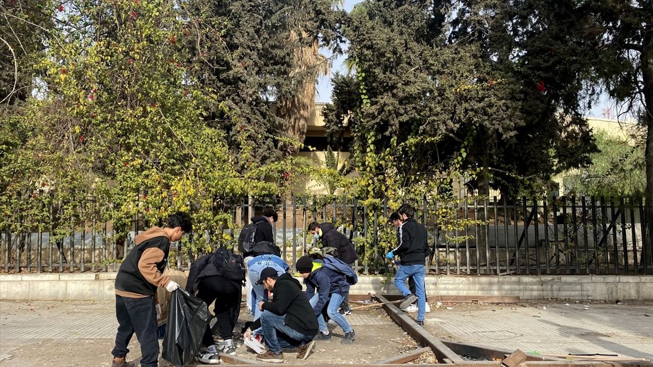 Şam'da Gönüllü Gençler Sokakları Temizliyor