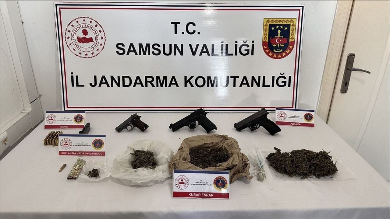 Samsun'da Kanepeye Gizlenmiş Uyuşturucu Ele Geçirildi