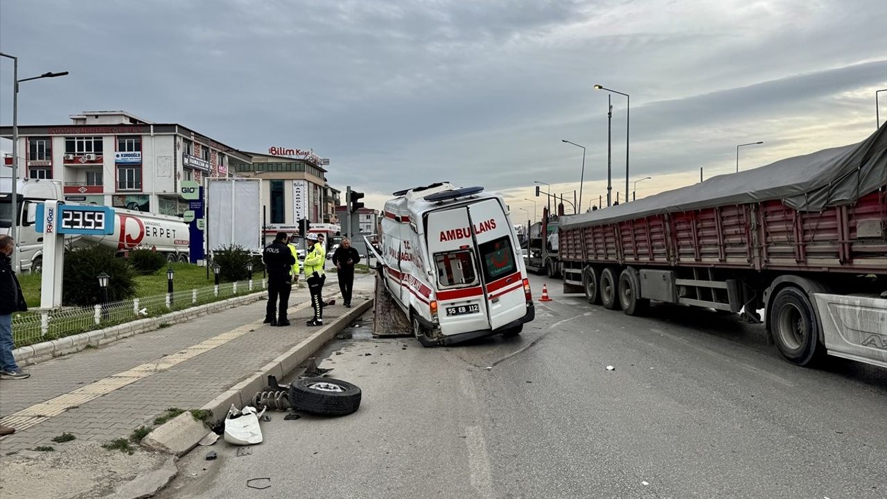 Samsun'da Tırla Çarpışan Ambulans Şoförü Yaralandı