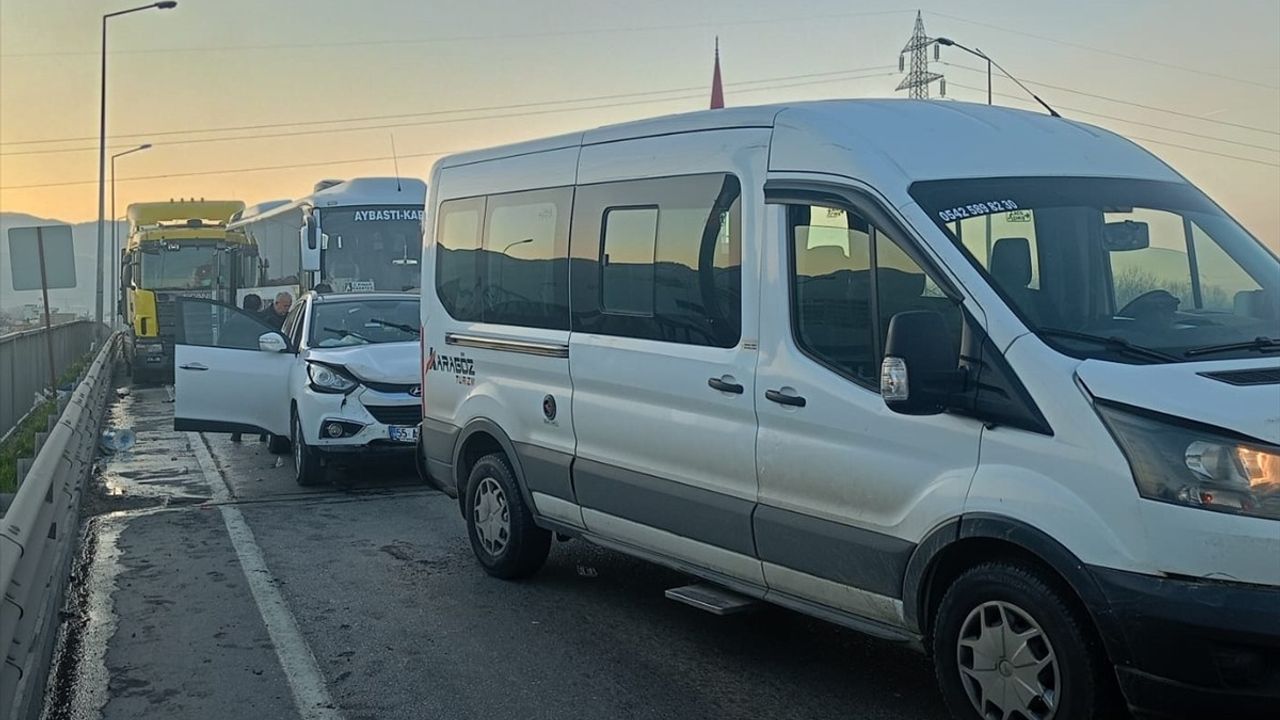 Samsun'da Zincirleme Trafik Kazasında 3 Kişi Yaralandı