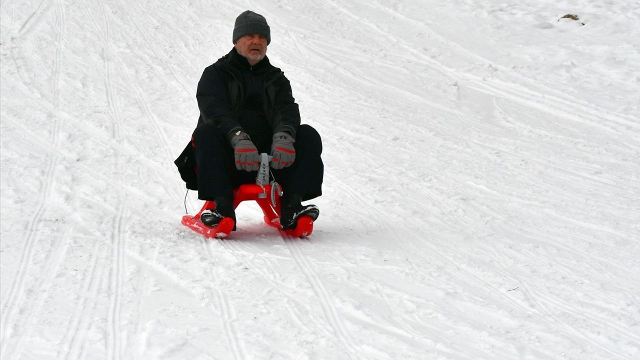 Sarıkamış'ta Kayak Keyfi: Sezon Resmi Olarak Açılmadı Ama Ziyaretçiler Eğleniyor