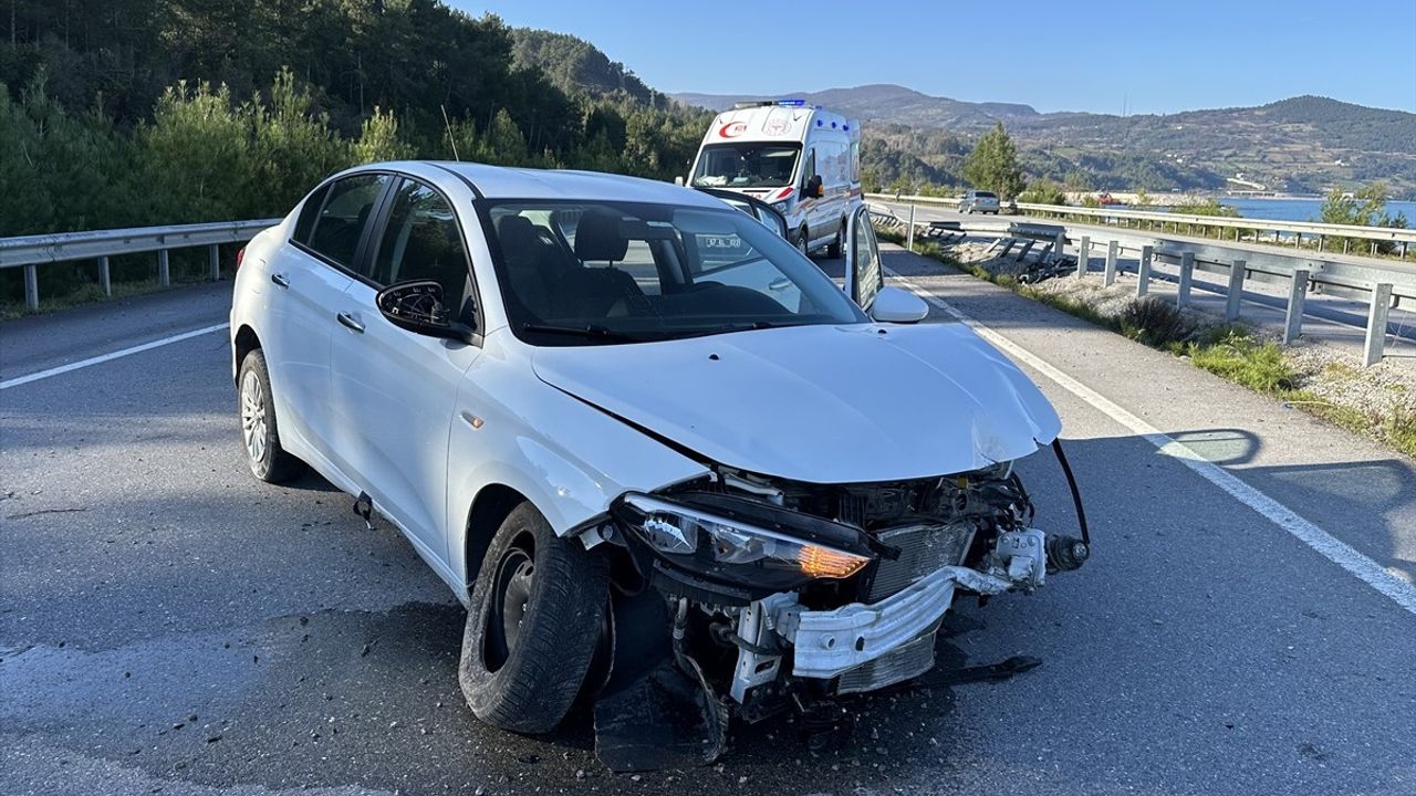 Sinop'un Gerze İlçesinde Bariyere Çarpan Otomobilde 5 Kişi Yaralandı