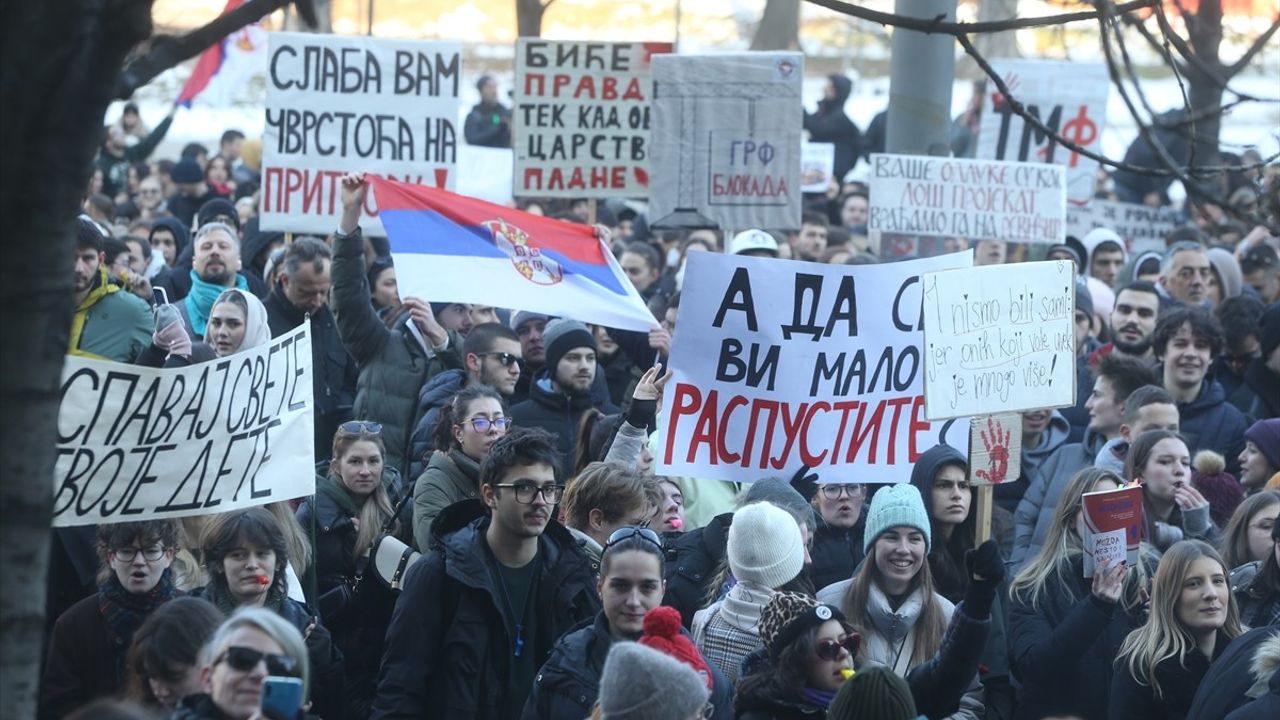 Sırbistan'da Öğrenciler, Tren İstasyonu Kazasında Ölümleri Protesto Ediyor
