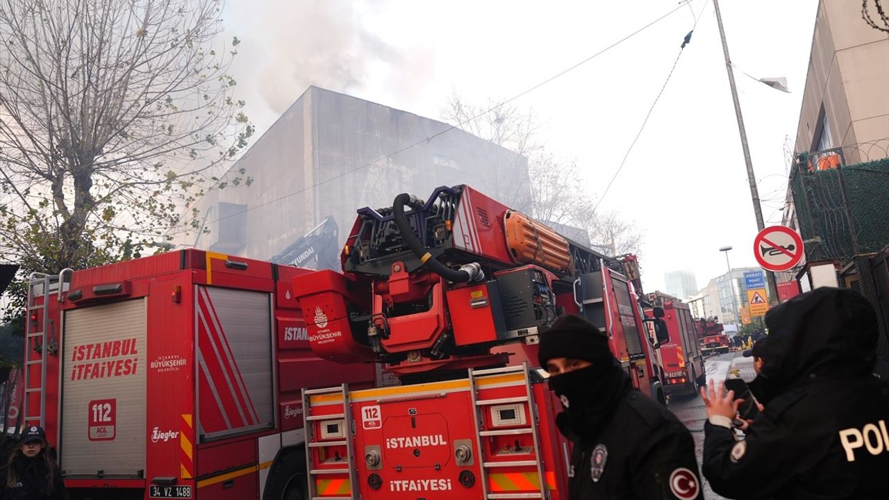 Şişli'de Yıkım Halindeki Binada Çıkan Yangın Kontrol Altına Alındı