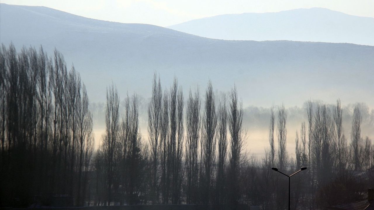 Sivas'ın Hafik İlçesinde Soğuk Hava ve Sis Etkili Oluyor