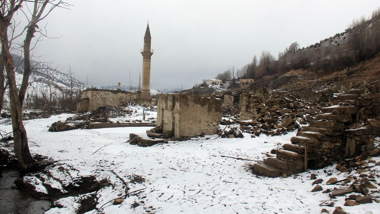 Sivas'ta Baraj Altında Kalan Köy 16 Yıl Sonra Beyaza Büründü