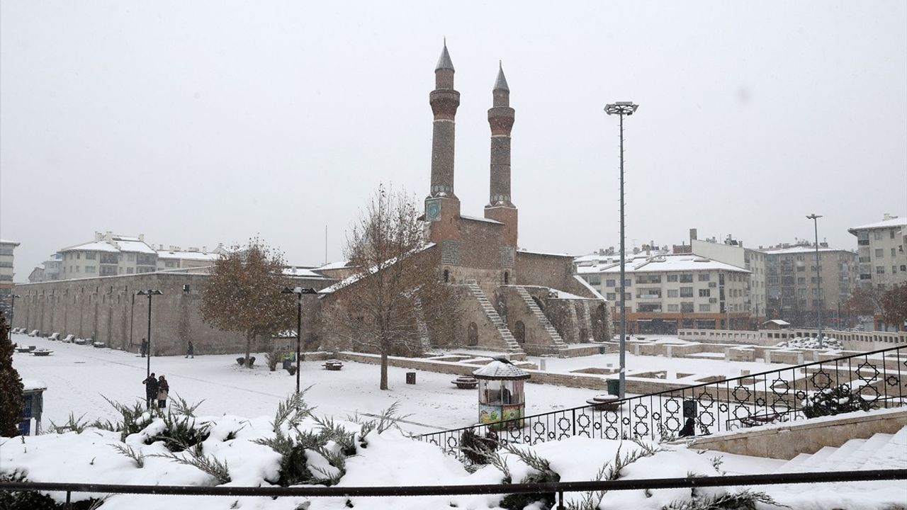 Sivas'ta Kar Yağışı Şehrin Görünümünü Değiştiriyor