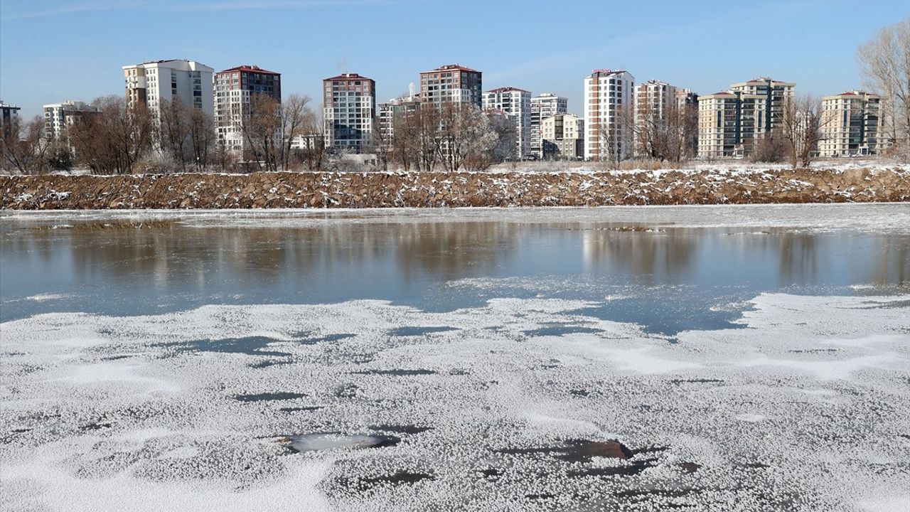 Sivas'ta Kızılırmak Nehri Buzla Kaplandı