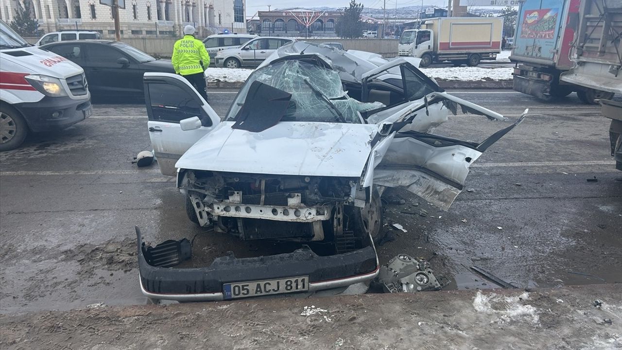 Sivas'ta Park Halindeki Tıra Çarpan Otomobilin Sürücüsü Ağır Yaralandı