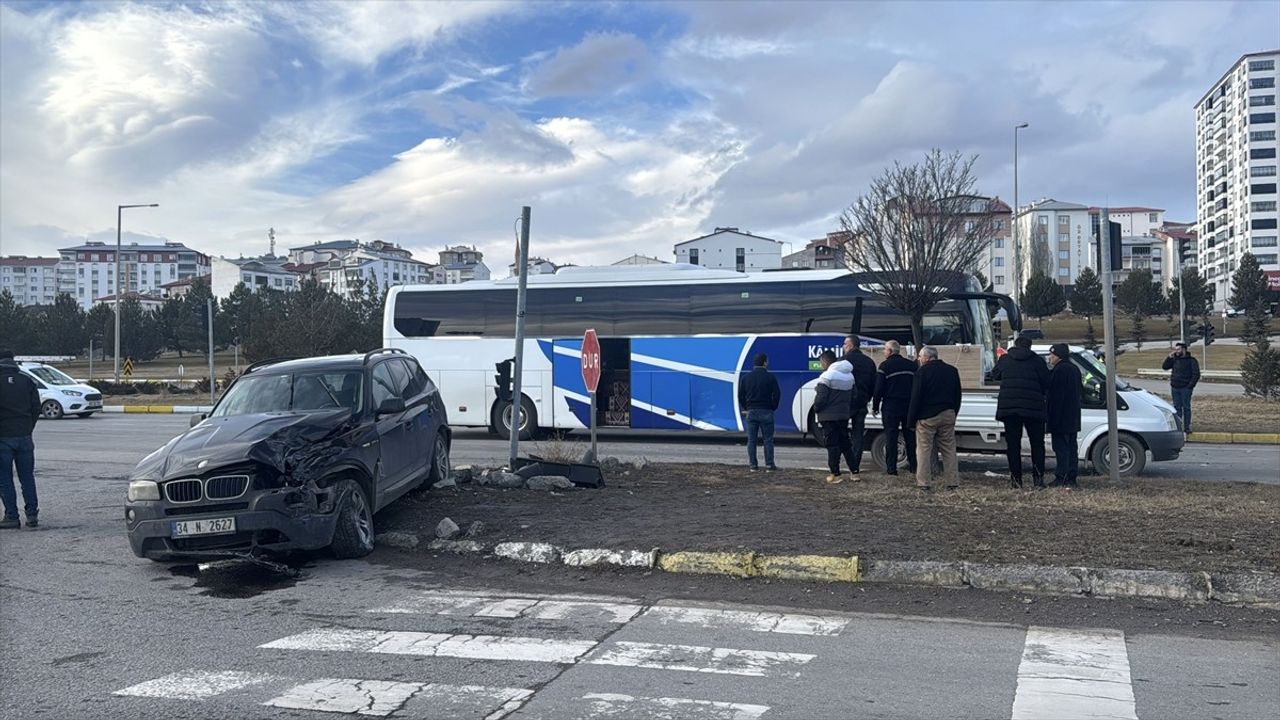 Sivas'ta Yolcu Otobüsü ile Cip Çarpıştı: 3 Yaralı