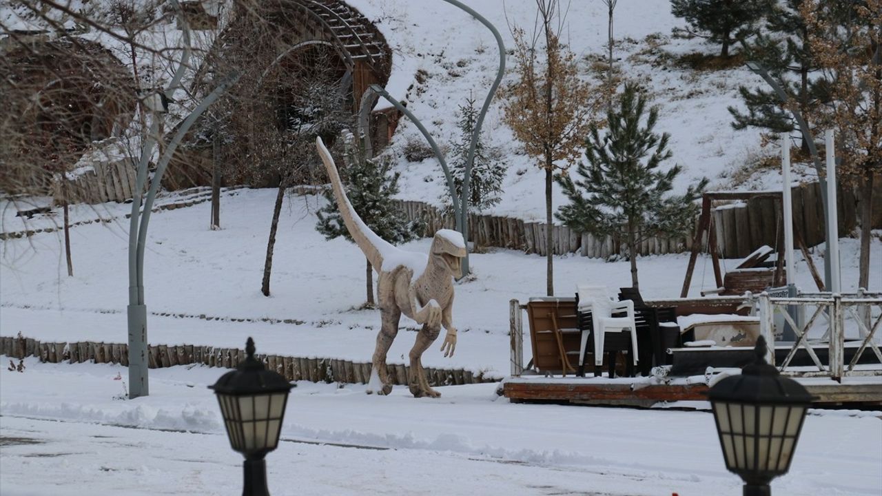 Sivas'taki Hobbit Evleri Kar Yağışının Ardından Büyüleyici Bir Manzara Sunuyor