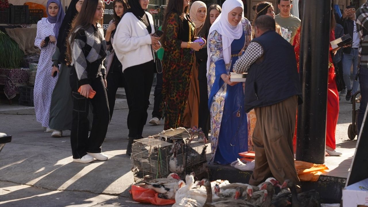 Süleymaniye'deki Suriyeliler Baas Rejiminin Çöküşünü Tatlılarla Kutladı