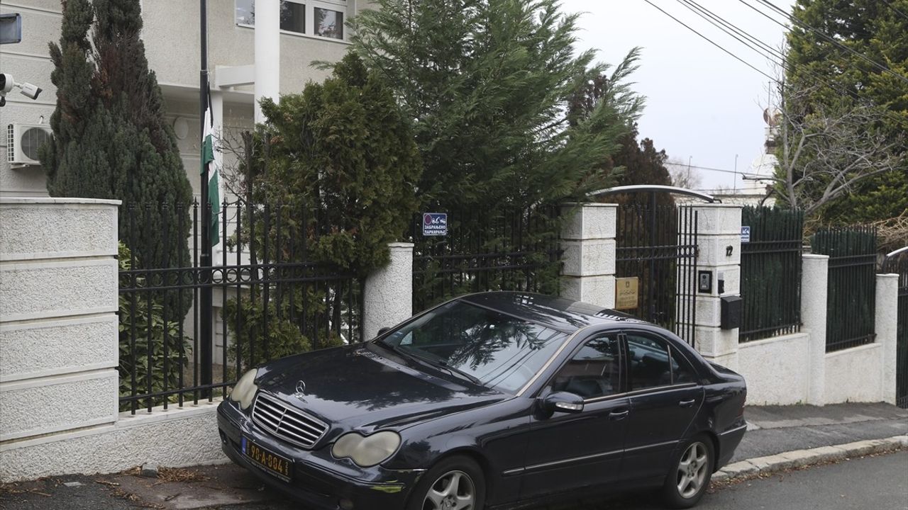 Suriye'nin Belgrad Büyükelçiliğinde Bayrak Değişimi