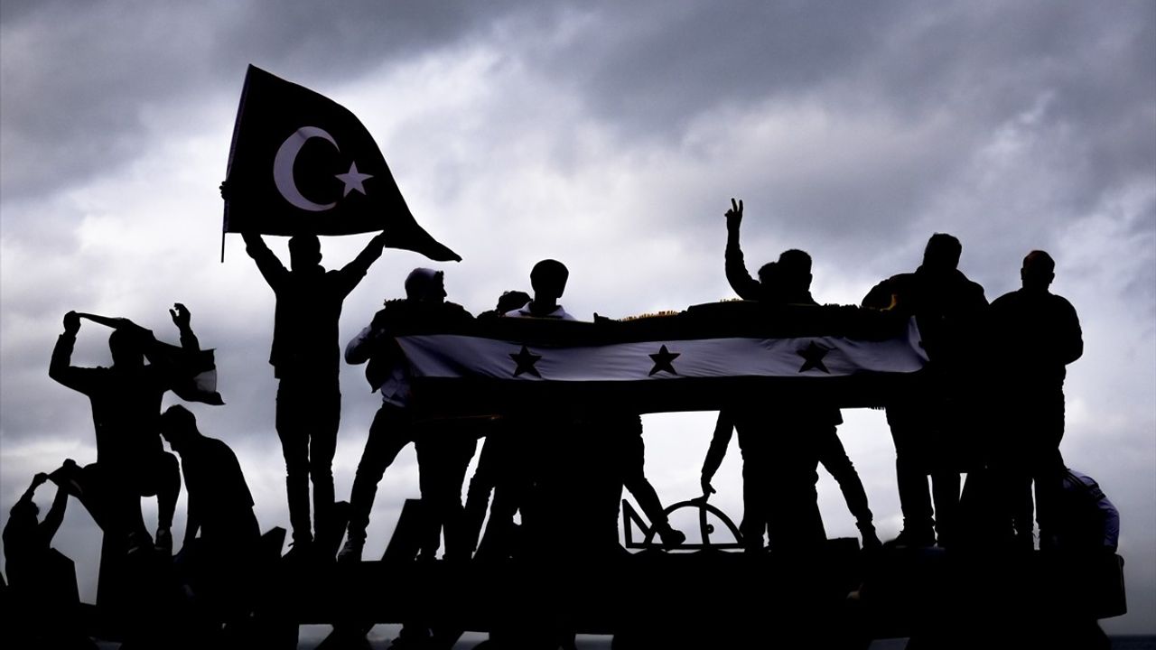 Suriyeliler, Baas Rejiminin Devrilmesini Bursa, Adana, Hatay ve İzmir'de Kutladı
