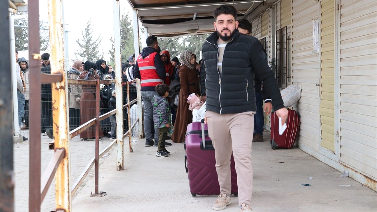 Suriyelilerin Türkiye'den Ülkelerine Dönüş Süreci Devam Ediyor