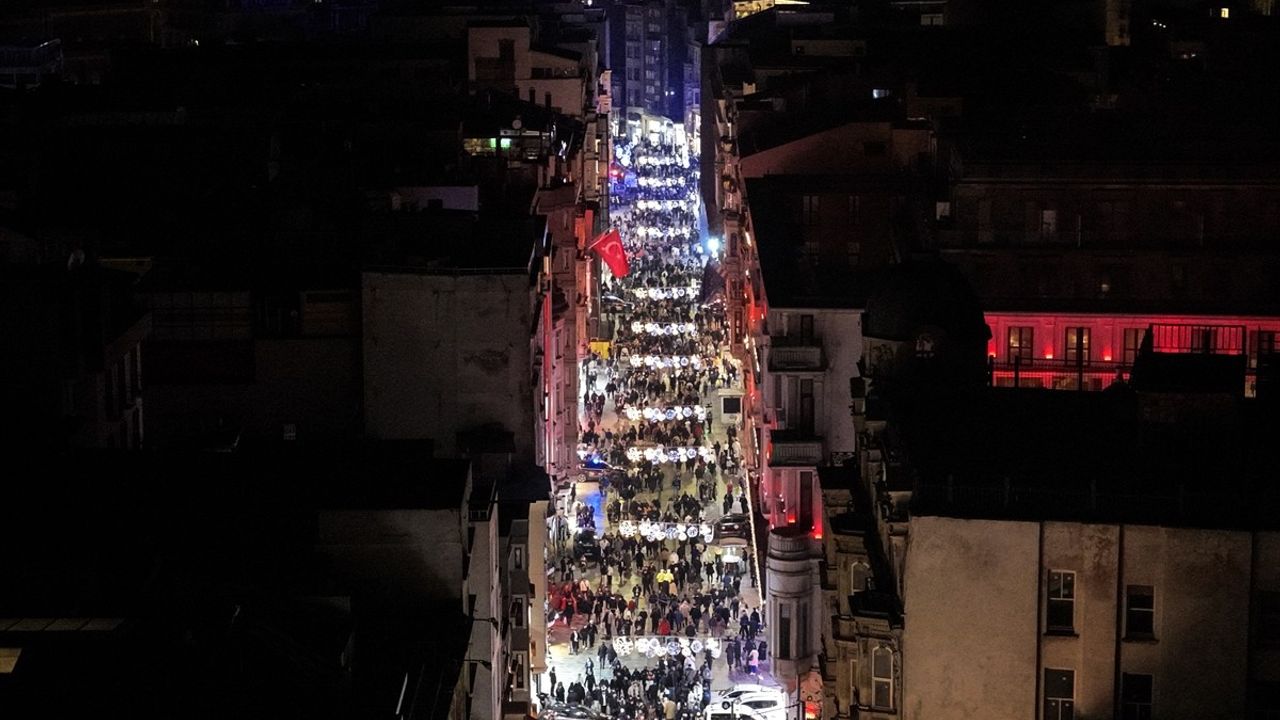 Taksim Meydanı ve İstiklal Caddesi'nde Yılbaşı Yoğunluğu Artıyor