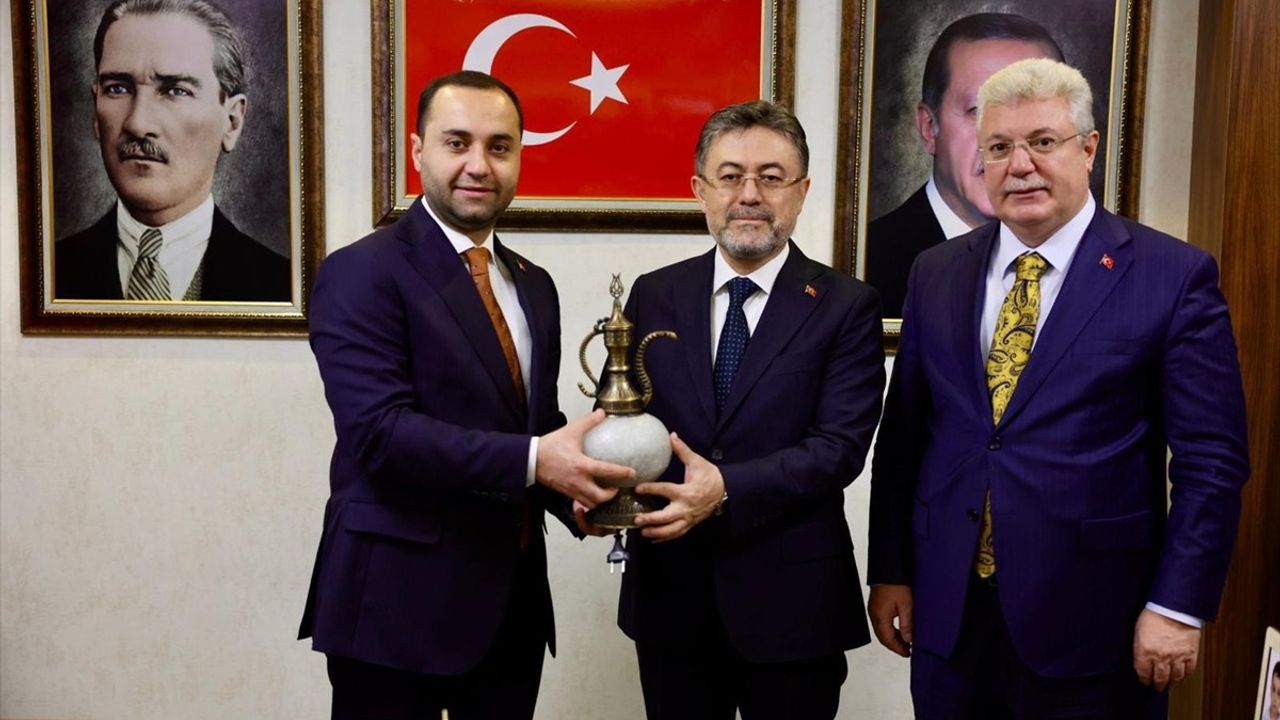 Tarım ve Orman Bakanı İbrahim Yumaklı, AK Parti Çankırı İl Başkanlığını Ziyaret Etti