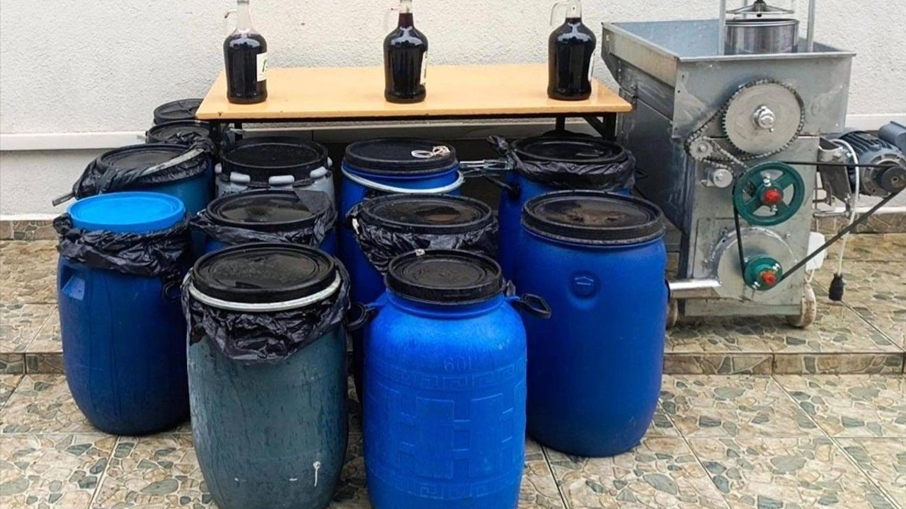 Tekirdağ'da Jandarma Operasyonu: 2 Bin 471 Litre Sahte İçki Ele Geçirildi