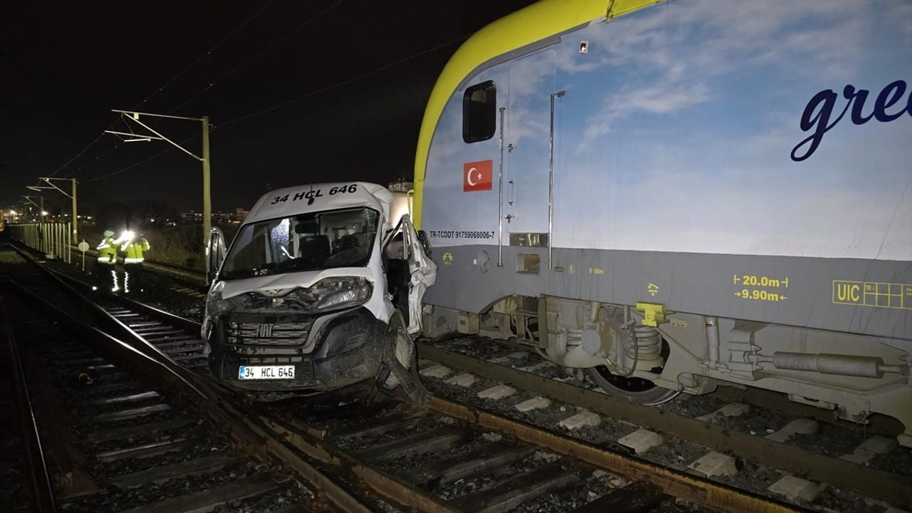 Tekirdağ'da Tren Servis Minibüsüne Çarptı: 4 Yaralı