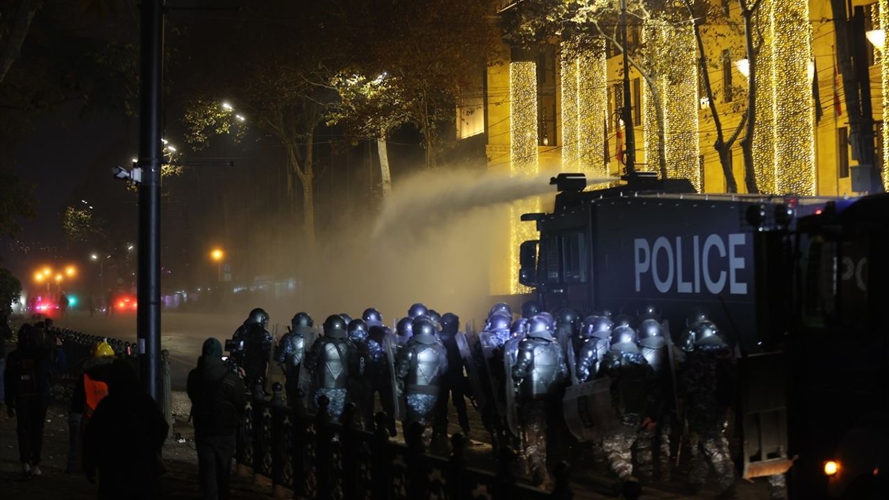 Tiflis'te Göstericilerin Barikat Kurduğu Cadde, Polis Müdahalesi ile Açıldı
