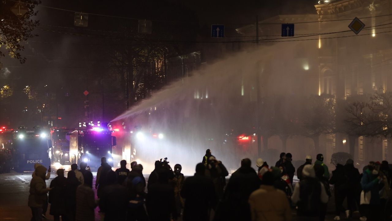 Tiflis'te Polis ve Göstericiler Arasında Arbede: Çevik Kuvvet Müdahalesi