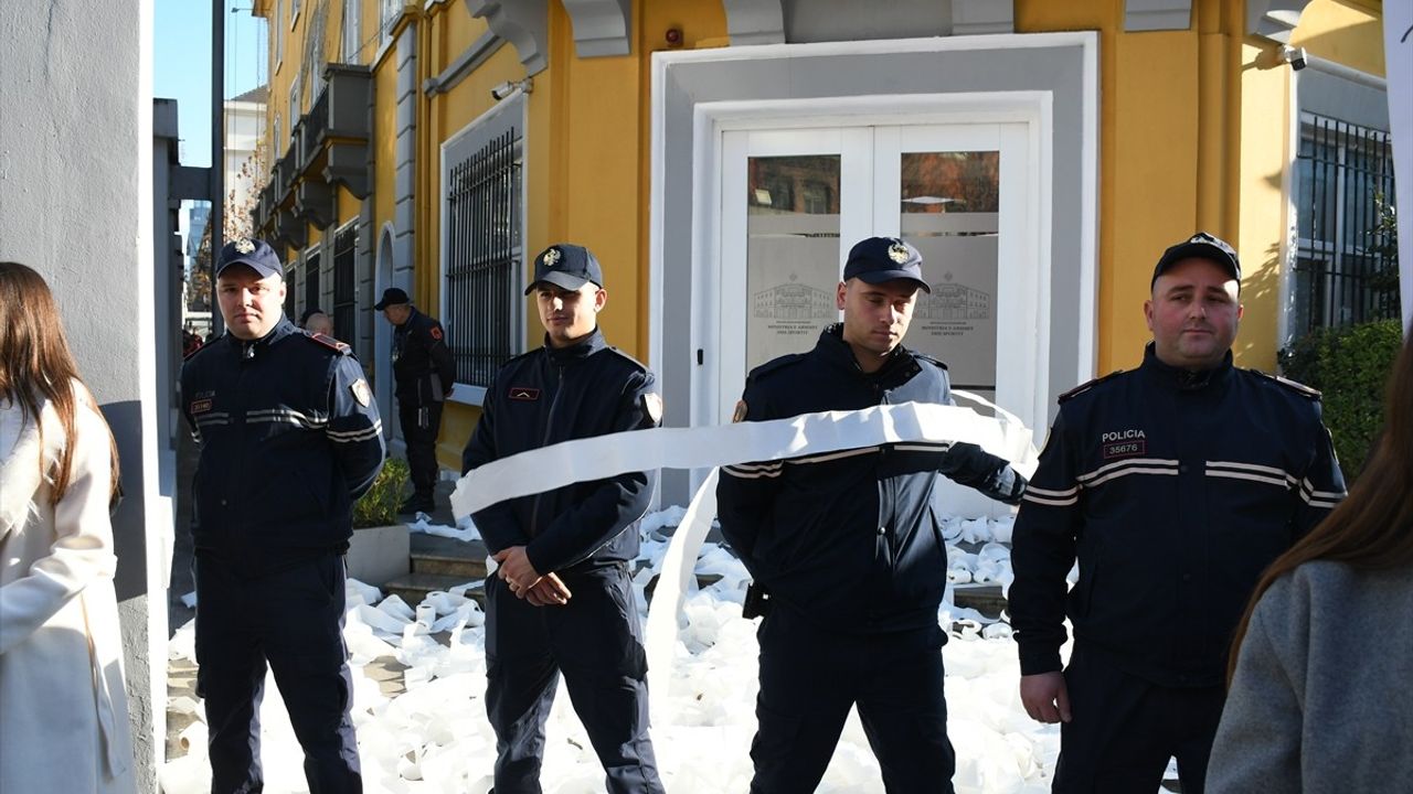 Tiran'da Üniversite Öğrencileri Eğitim Talepleri İçin Protesto Düzenledi