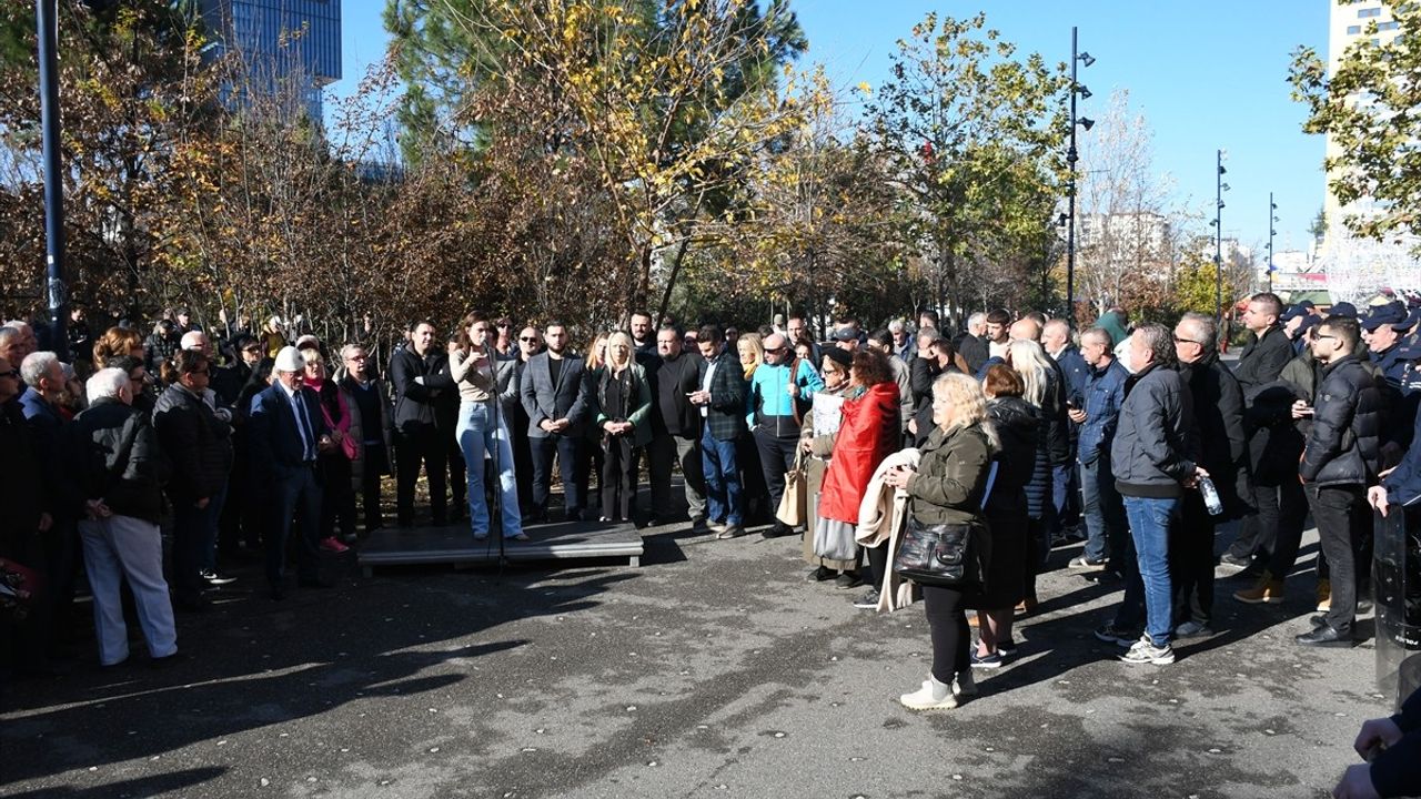 Tiran'da Yolsuzluk İddialarına Karşı Protestolar Sürüyor