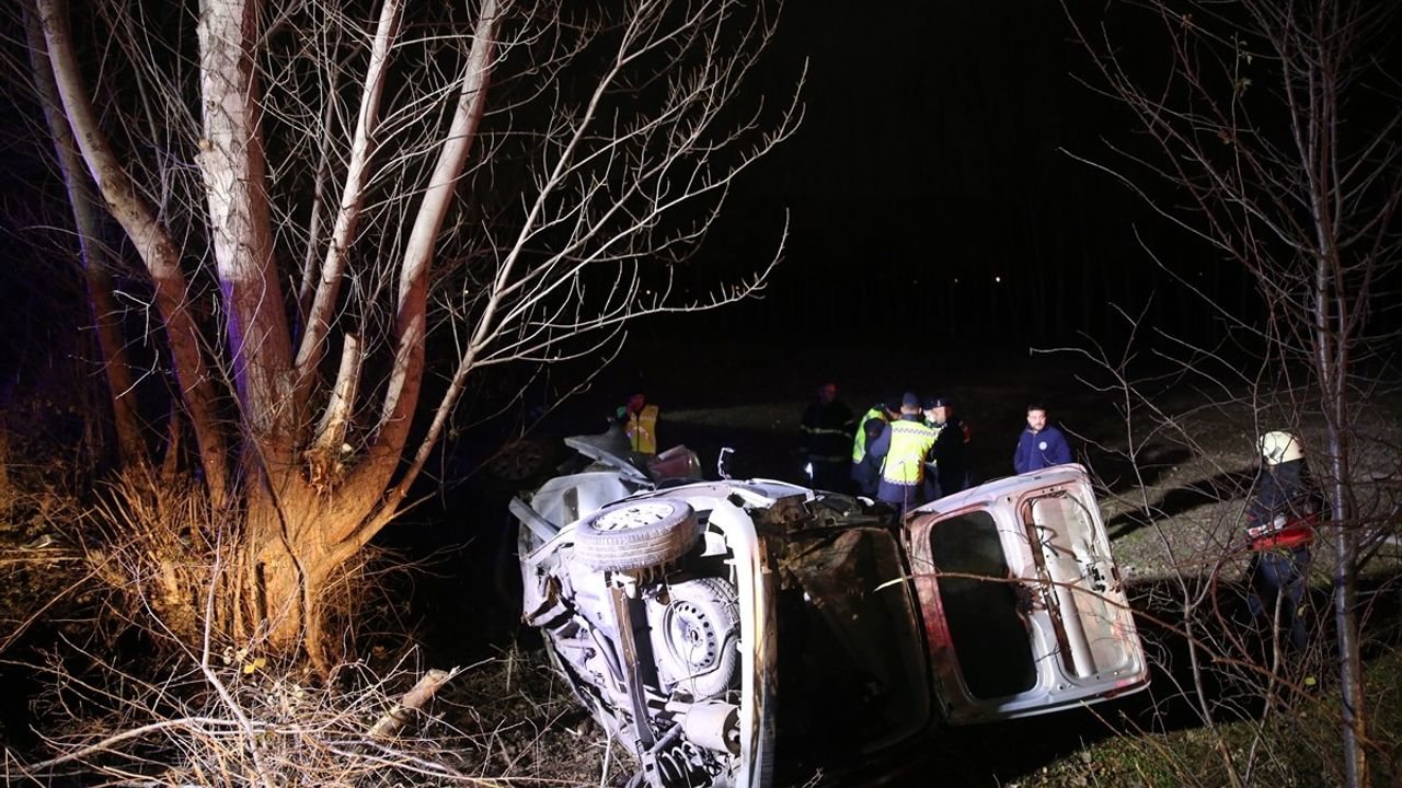 Tokat'ta Hafif Ticari Araç Devrildi: 3 Kişi Hayatını Kaybetti