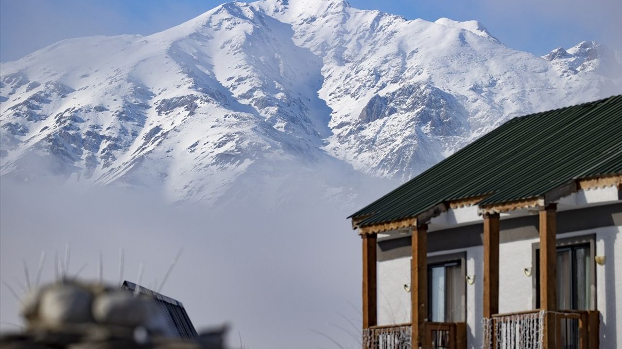 Tunceli Ovacık’ta Soğuk Hava: Dağlar Sise Büründü, Ovalar Kırağıyla Kaplandı