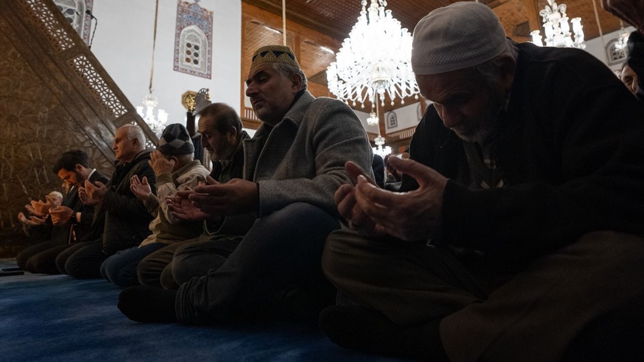 Türkiye'de Camilerde Gazzeliler İçin Dua Etildi