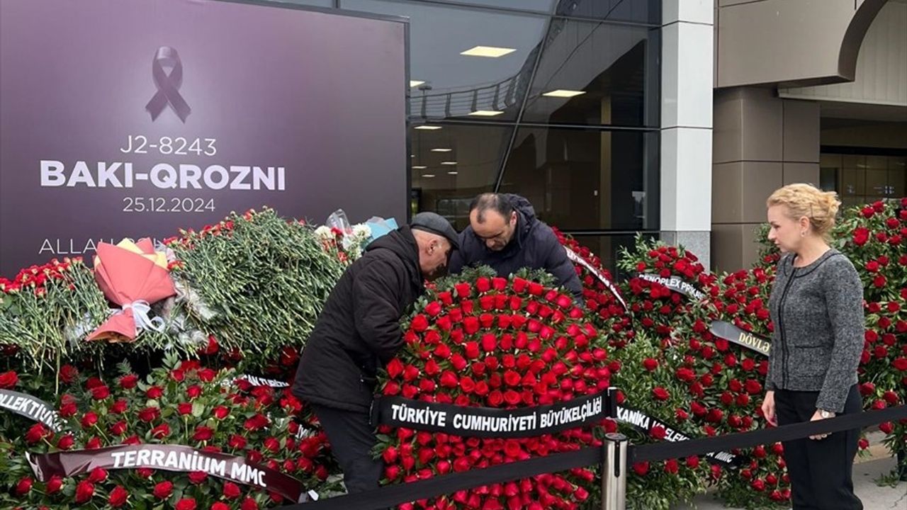 Türkiye'nin Bakü Büyükelçiliği çalışanları, Kazakistan'daki uçak kazasında hayatını kaybedenleri andı