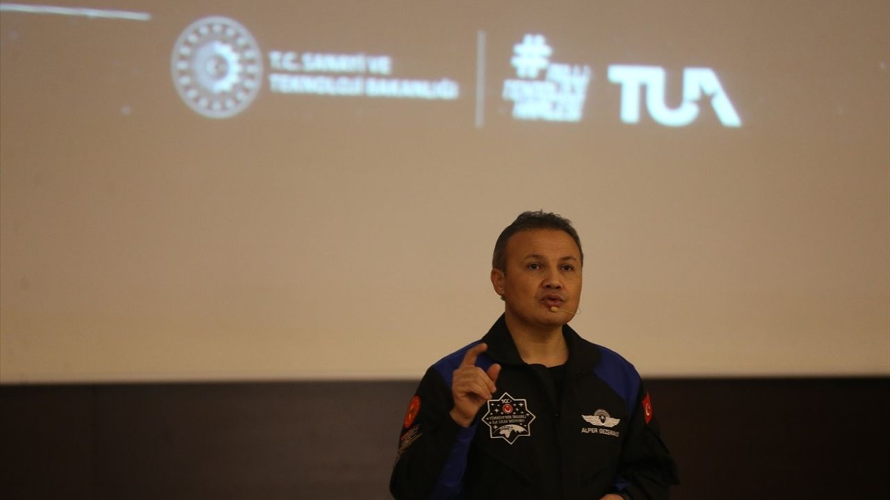 Türkiye'nin İlk Astronotu Alper Gezeravcı, Çanakkale'de Öğrencilerle Bir Araya Geldi