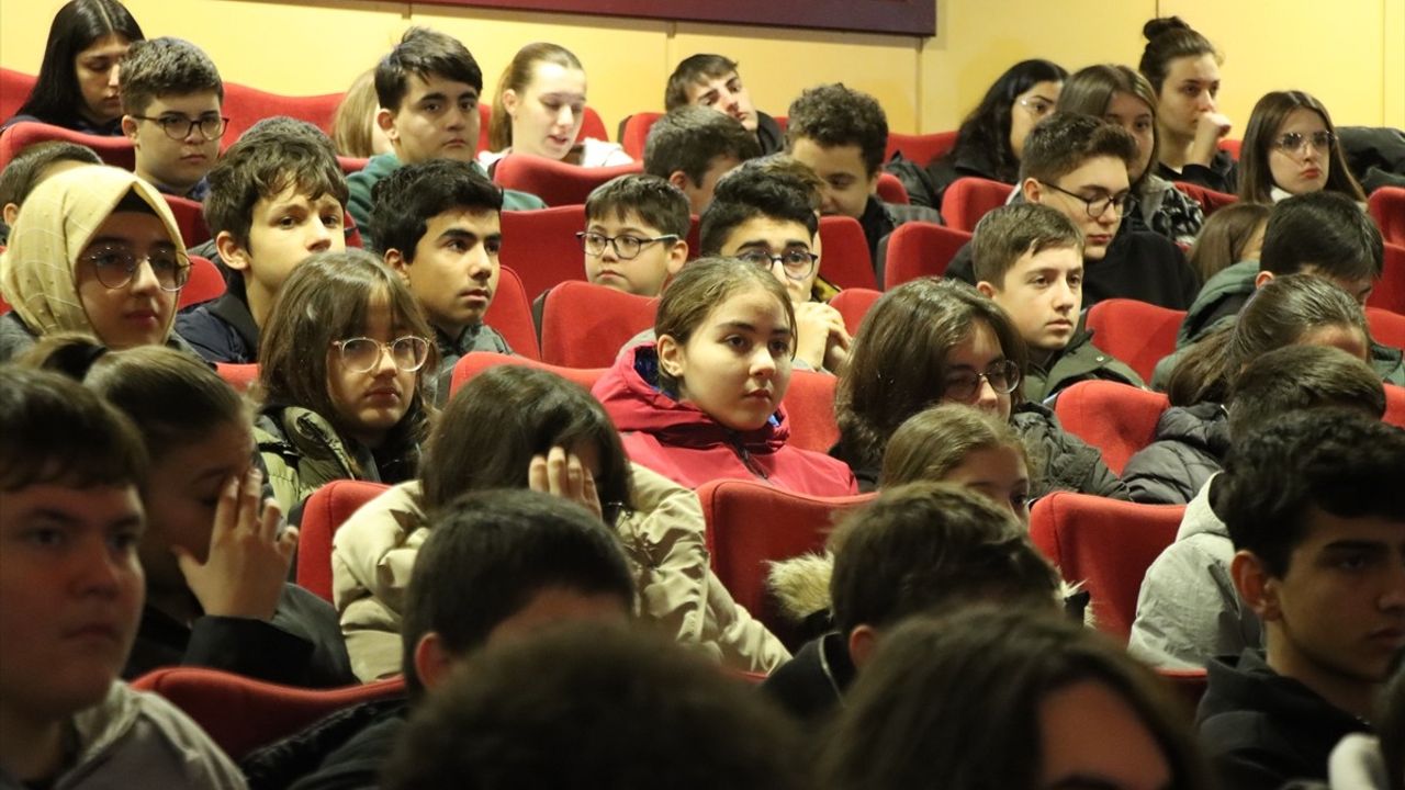 Türkiye'nin İlk Astronotu Alper Gezeravcı, Kırklareli'nde Öğrencilerle Buluştu